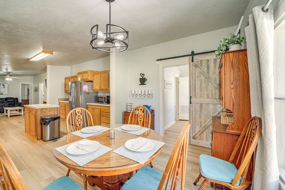 Walk to Beach: Eufaula Home w/ Outdoor Seating!