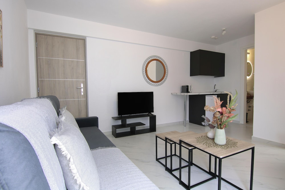 Phaedrus Living: Skiathos Luxury Residences Gri