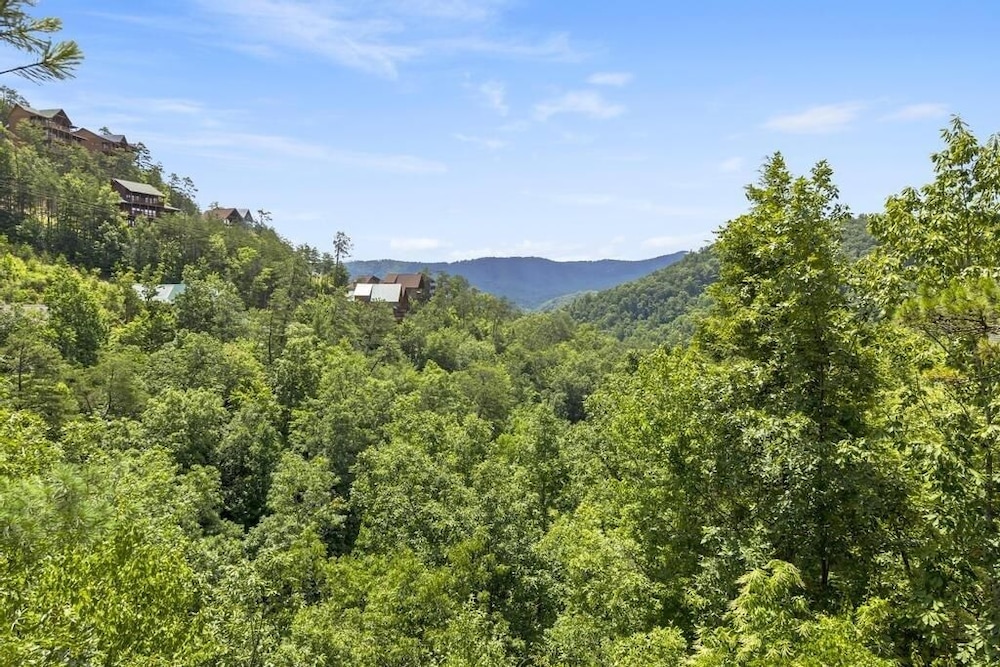 A Perfect Getaway - 4 Bedrooms, 4 Baths, Sleeps 15 Cabin by RedAwning