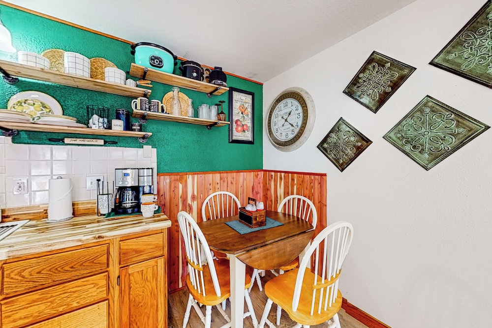 Relax at 'the Cove' Waterfront Getaway