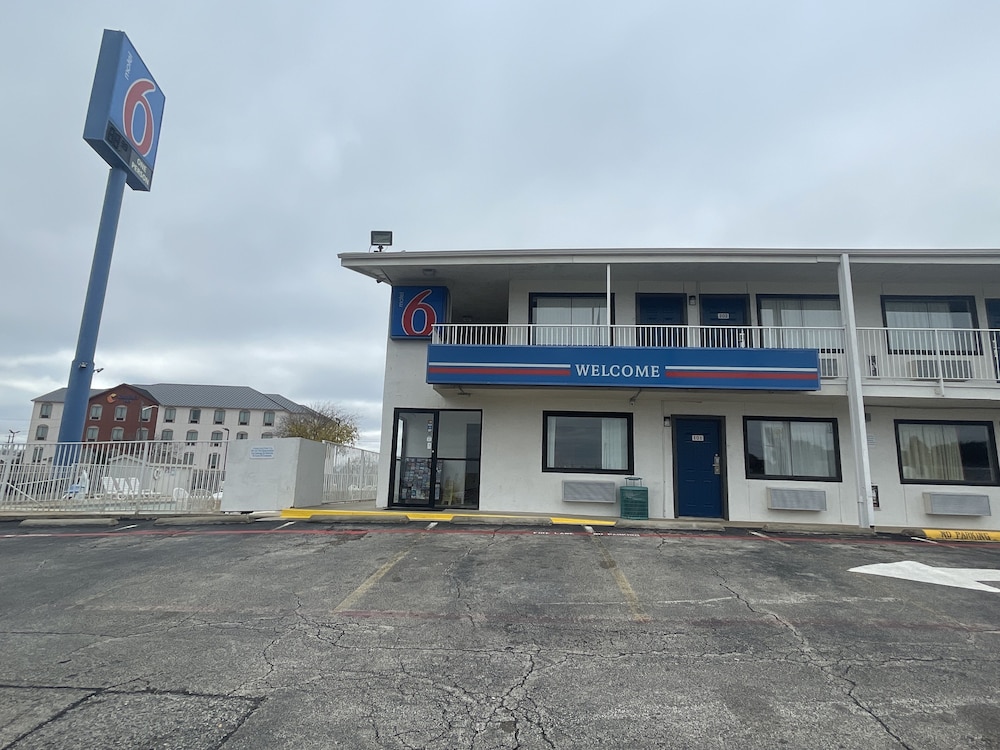 Motel 6 Denton, TX - UNT