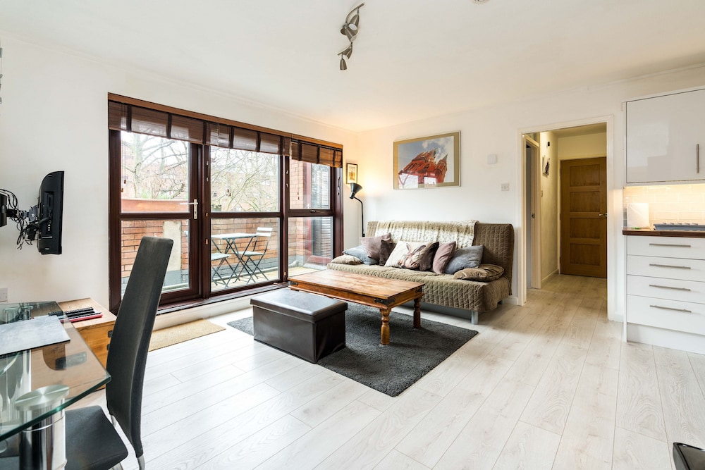 Luxury Islington Apartment With Balcony