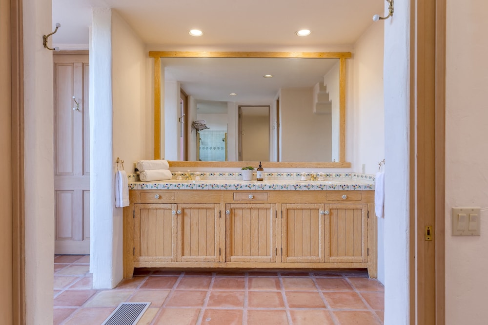 The Pond Estate by Avantstay Maximalist Designer Compound w/ 2 Casitas, Indoor + Outdoor Pools, Tennis Court, & Gorgeous Mountain Views 12k Sqft view 4
