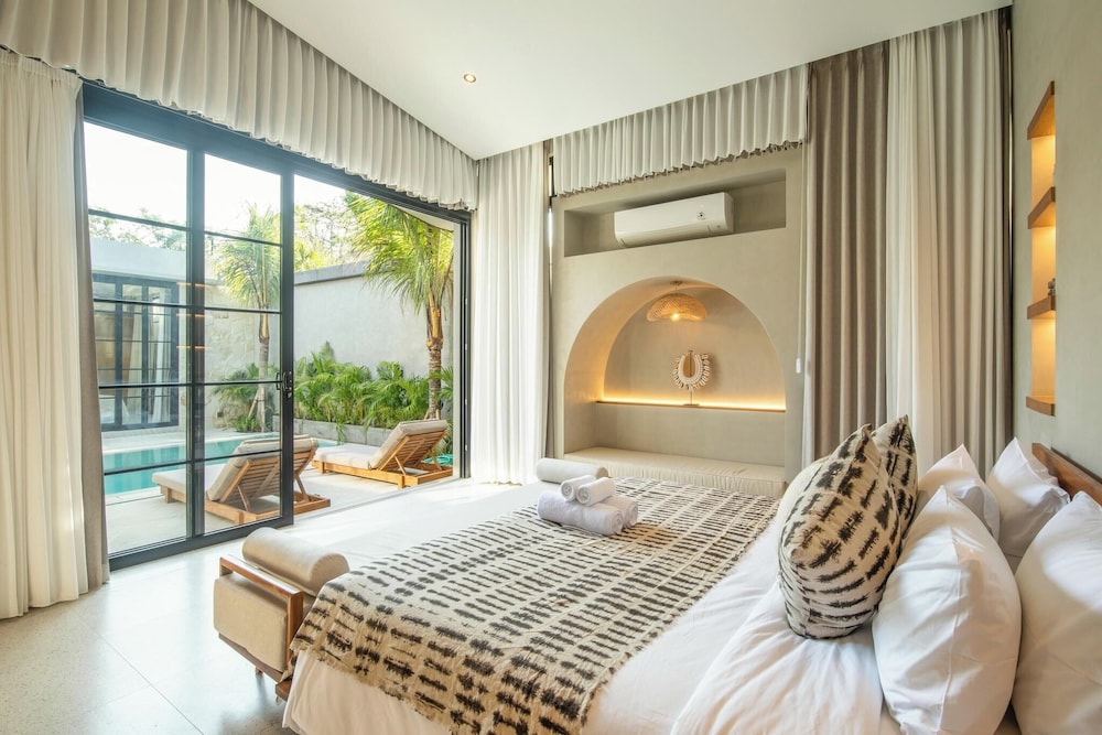 Stylish 5BR Boho Hideaway, 5 Minutes Bingin Beach