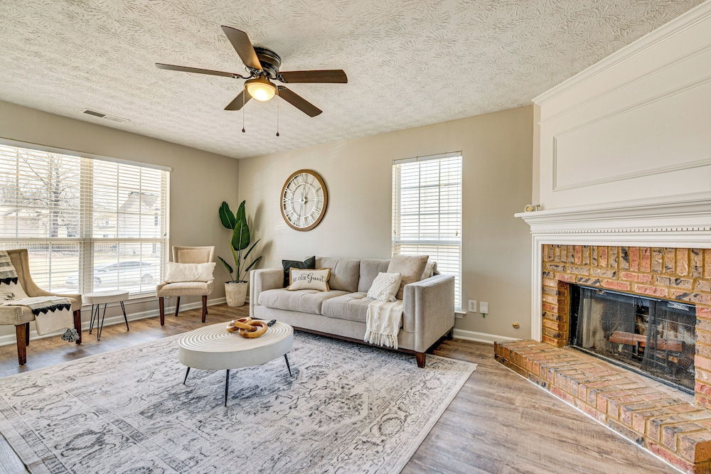 10 Mi to Six Flags: Austell Home w/ Expansive Yard