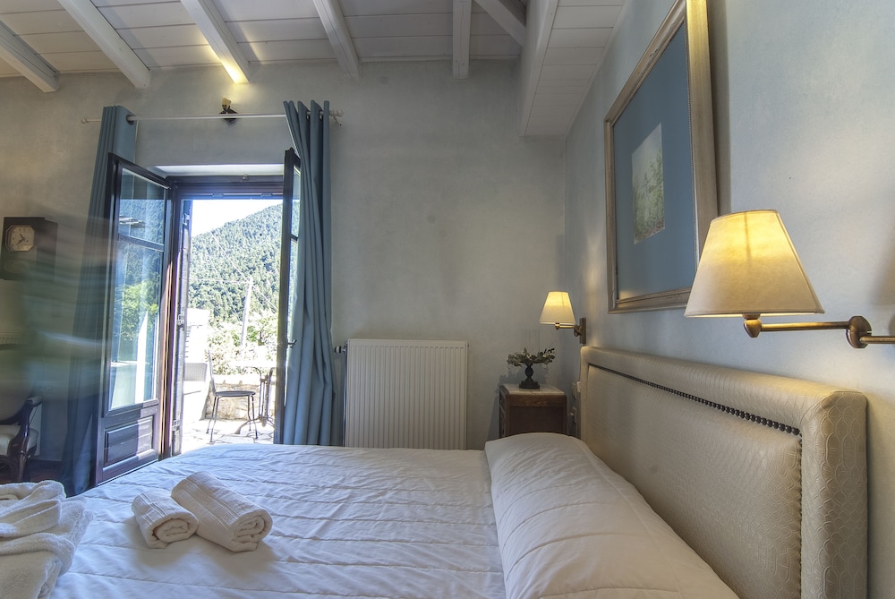 Ostra Menalon Luxury Suites