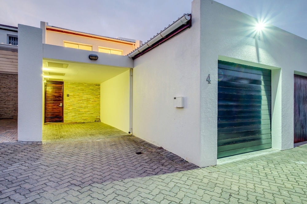 Stylish Holiday Apartment w Private Pool 180 Views Malibu view 5