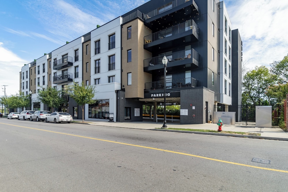 Downtown Nashville 2BR Condo Balcony & Parking Near Broadway view 4
