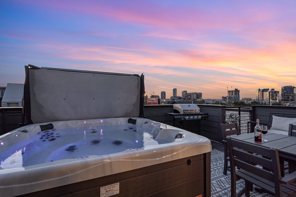 Cowboy Country - Private Rooftop With Hot Tub!