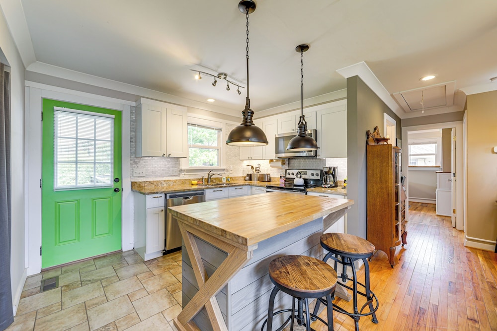 1/2 Mi to River Arts District: Home w/ Deck!