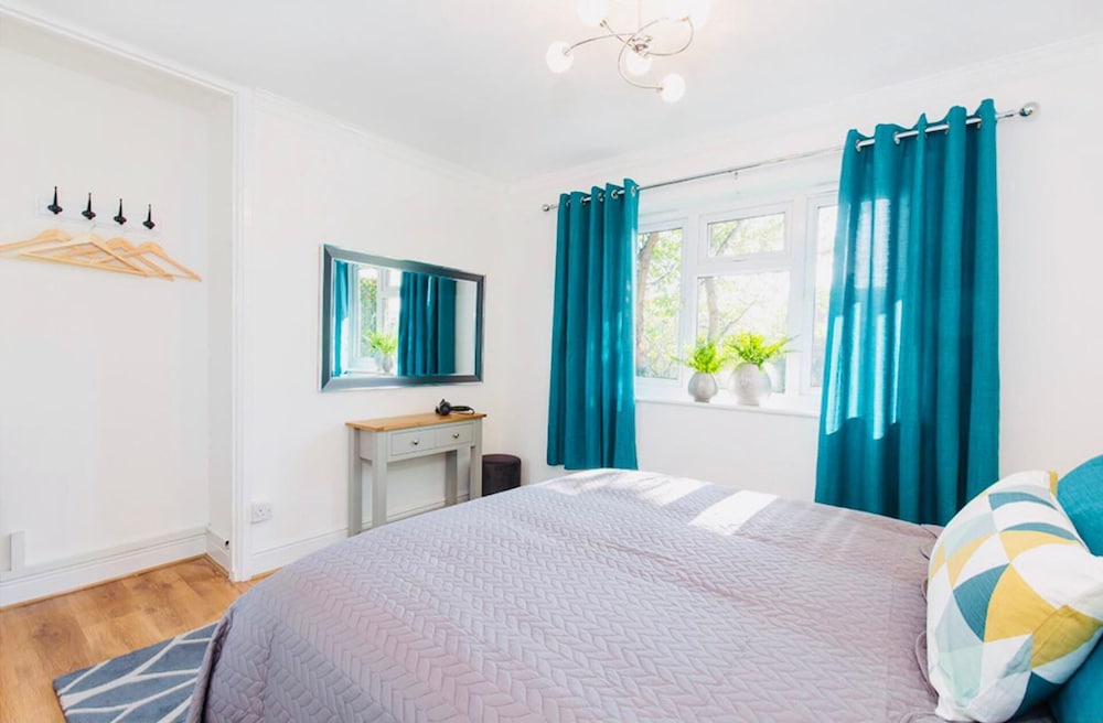 Beautiful 1-bed Apartment in York Near Gym view 4