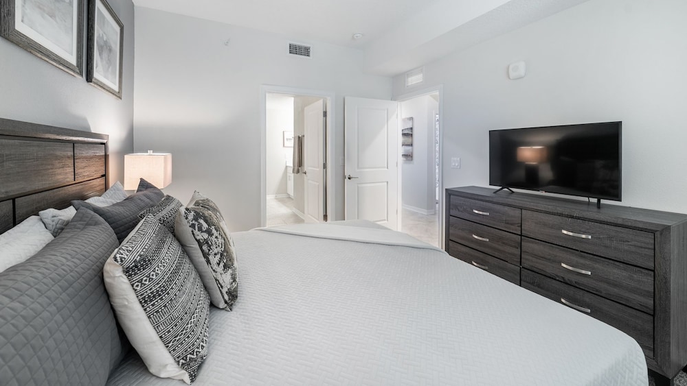 Storey Lake Resort 2 Bedroom Condo w Balcony and Amenities 2 Condo