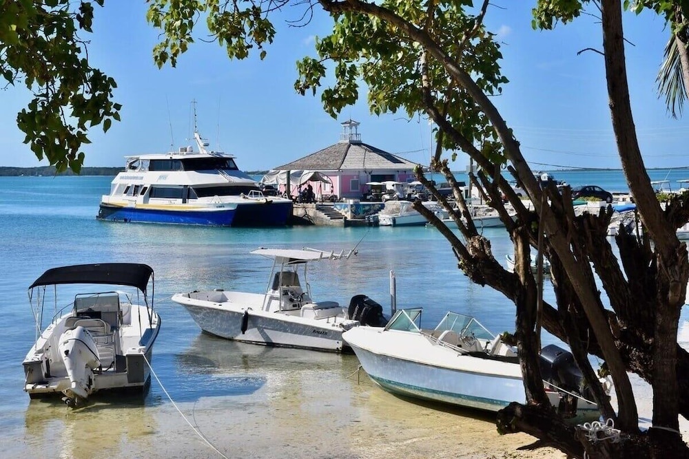 Chat N Chill - Top Floor Condo, Walk To Pink Sands Beach 2 Bedroom Townhouse