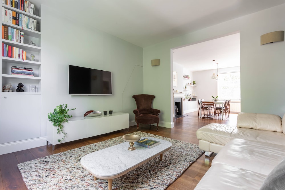 Bassett Road XII by Onefinestay