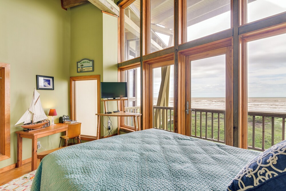 Oceanfront Home w/ Beach Access in Galveston