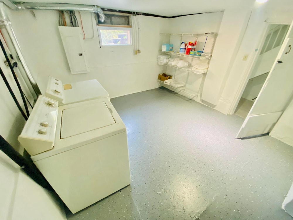 Cheerful 3 Bedroom Home Walk to UVA Stadium, photo 28