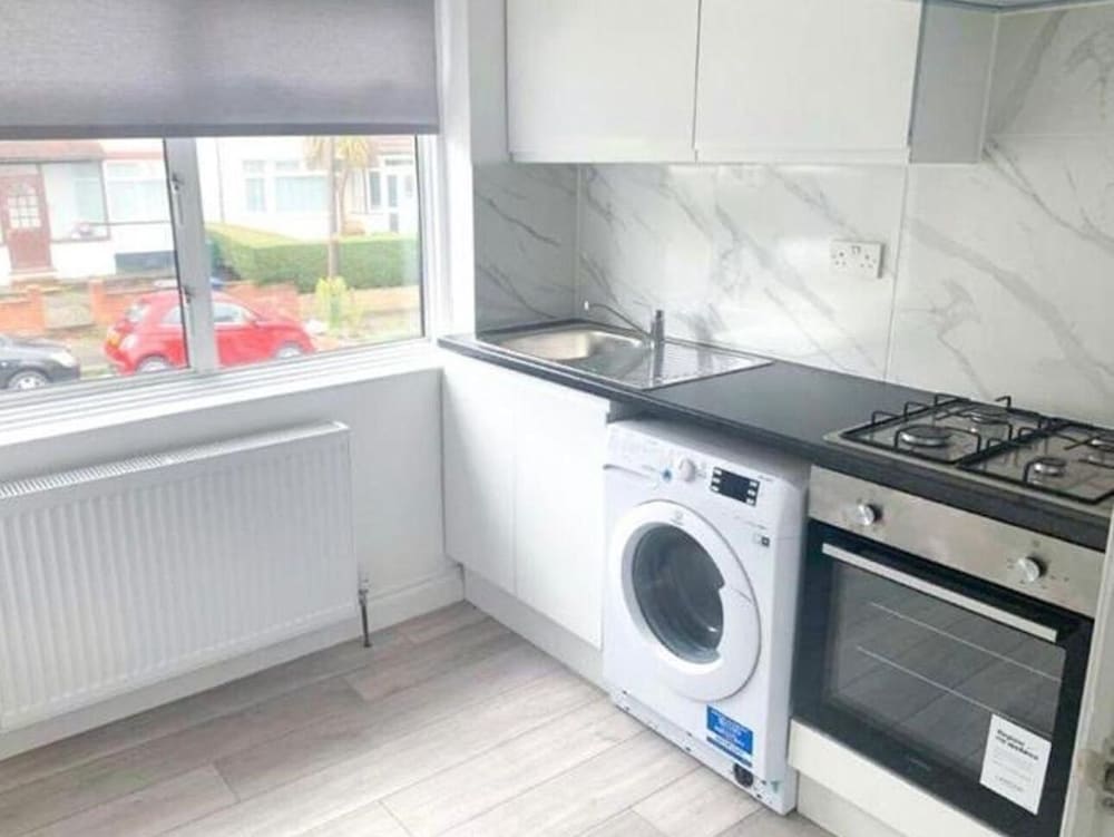London Blissful Retreat - 4 Bedroom House