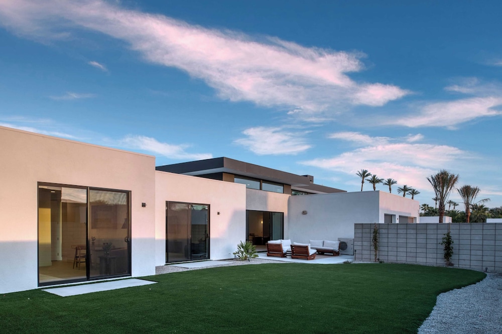 Sleeps 34 2 Villas, Pool, Pickleball + Bocce Polo Villas Elara by Avantstay