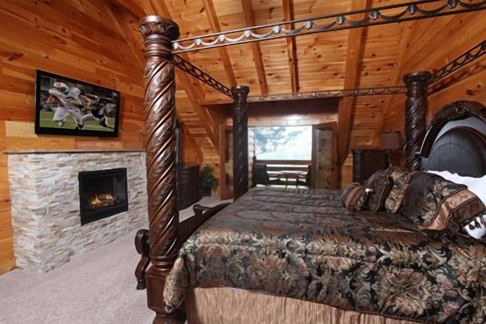 Serenity Mountain Pool 9 Br cabin by RedAwning