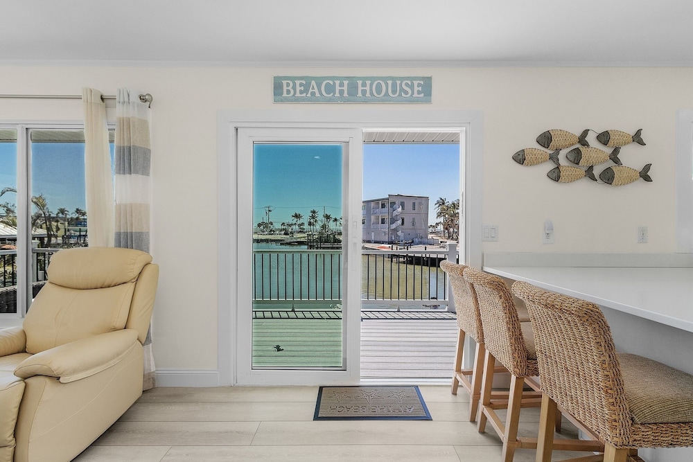 920 Bay Breeze Bungalow: Stunning Bay View Home W/ Heated Pool! 2 Bedroom Home