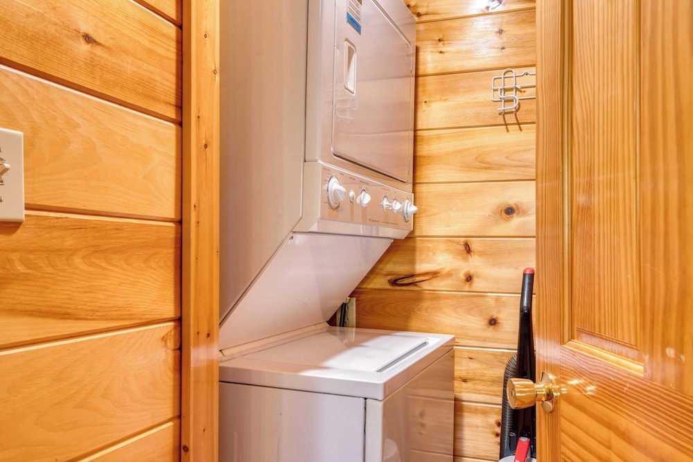 Triple Mountain View by Avantstay: Hot Tub, Game Room & Stunning Smoky Mountain Views