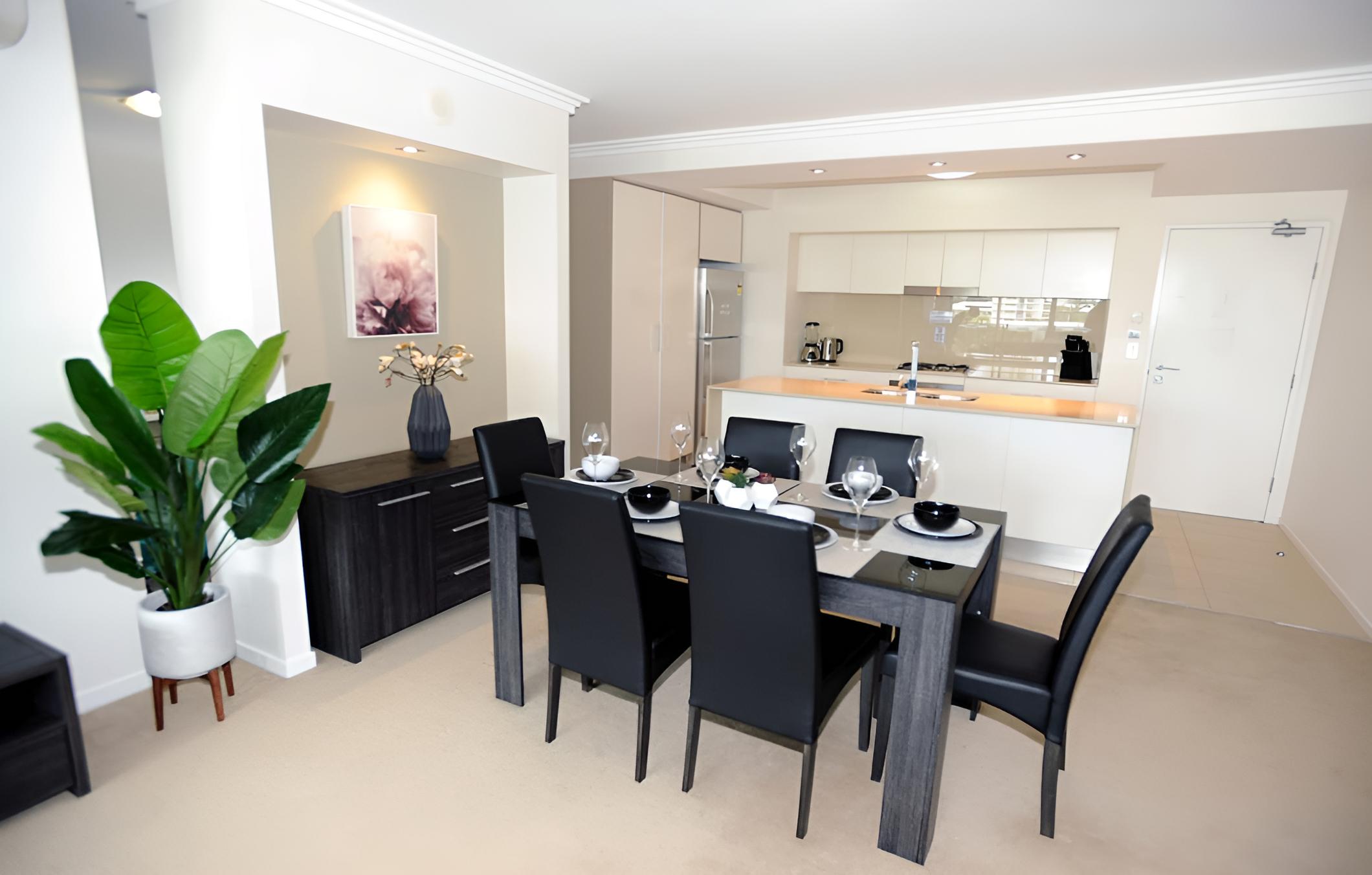Surfers Paradise Suite with Pool and Spa
