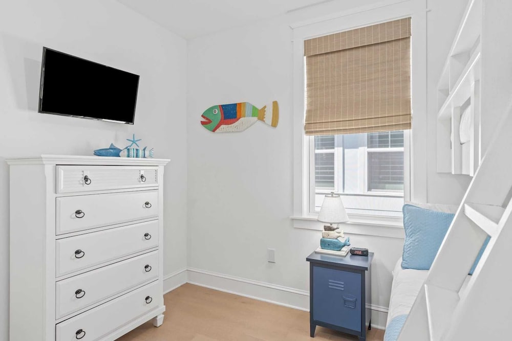 Walk to the Beach, Pool, 5bdr, 3 Porches Beach Sea-ker's Retreat by Avantstay
