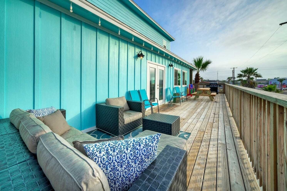 Sleeps 22! 2 Homes Priv Pool, Putting Green, Bar, Deck, Prime Port A Location