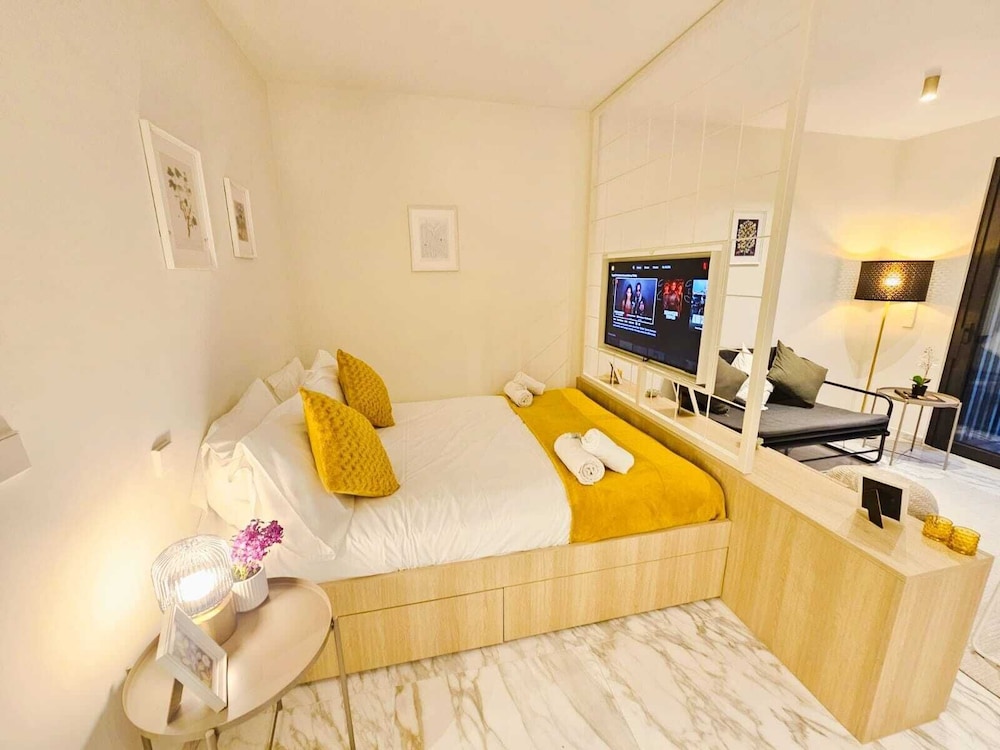 Cosy Terrace Studio close to city center