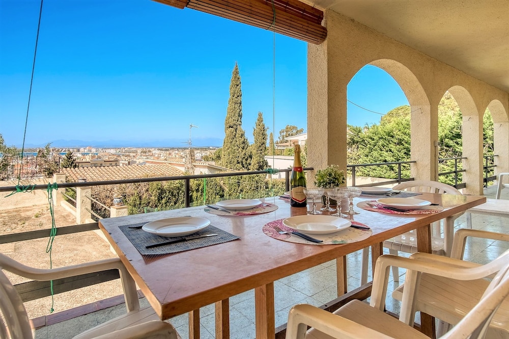 House in Roses With Pool Near La Punta Beach
