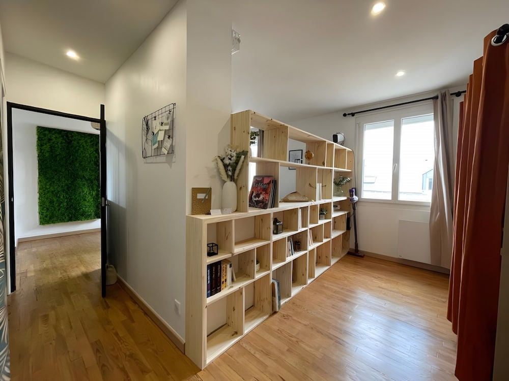Chic & Cozy - Luxe Flat With Projector