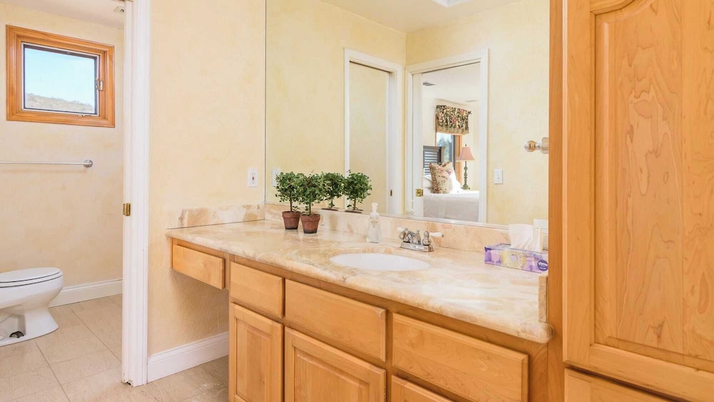 Resort-style Estate w/ Pool, Game Room & Tennis Court Near Wineries The Tennis Ranch by Avantstay