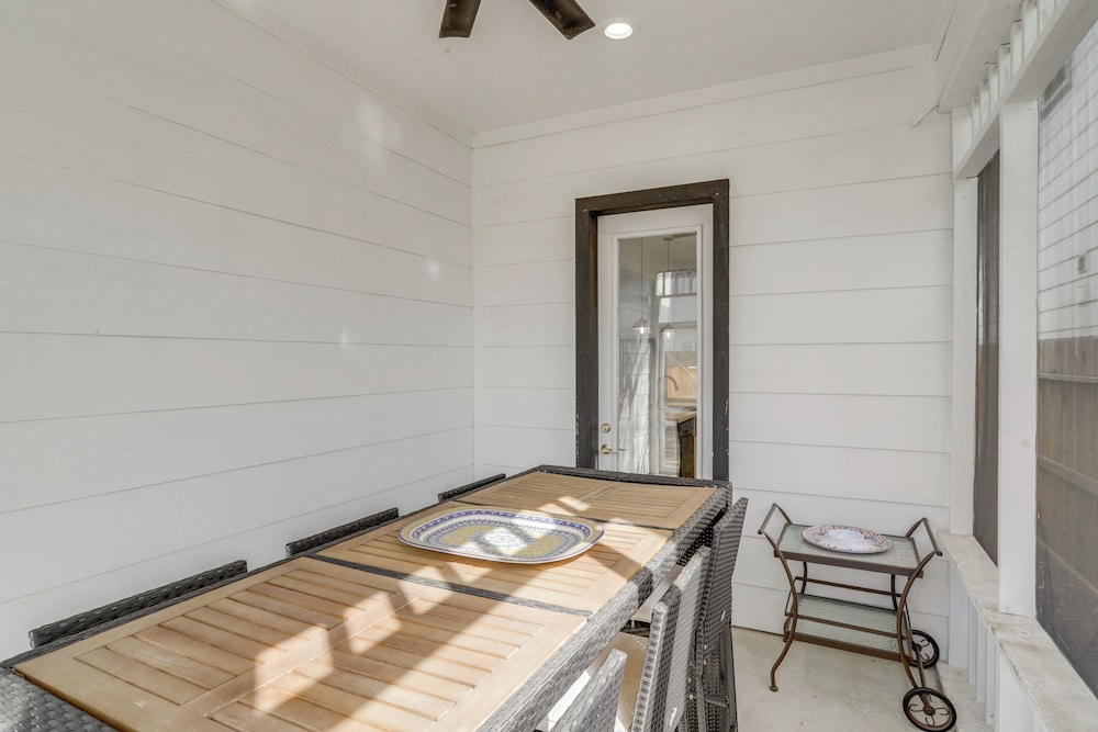 Sleek Home w/ Screened Patio & Yard in Houston!