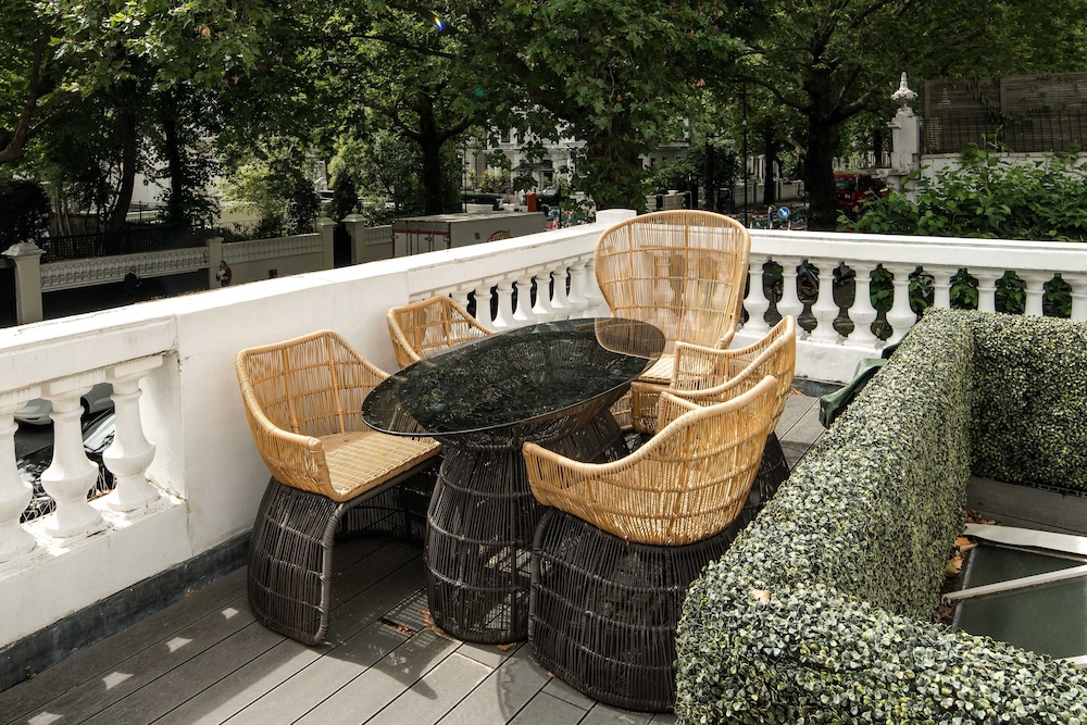 Luxury 2BD Apartment in Holland Park