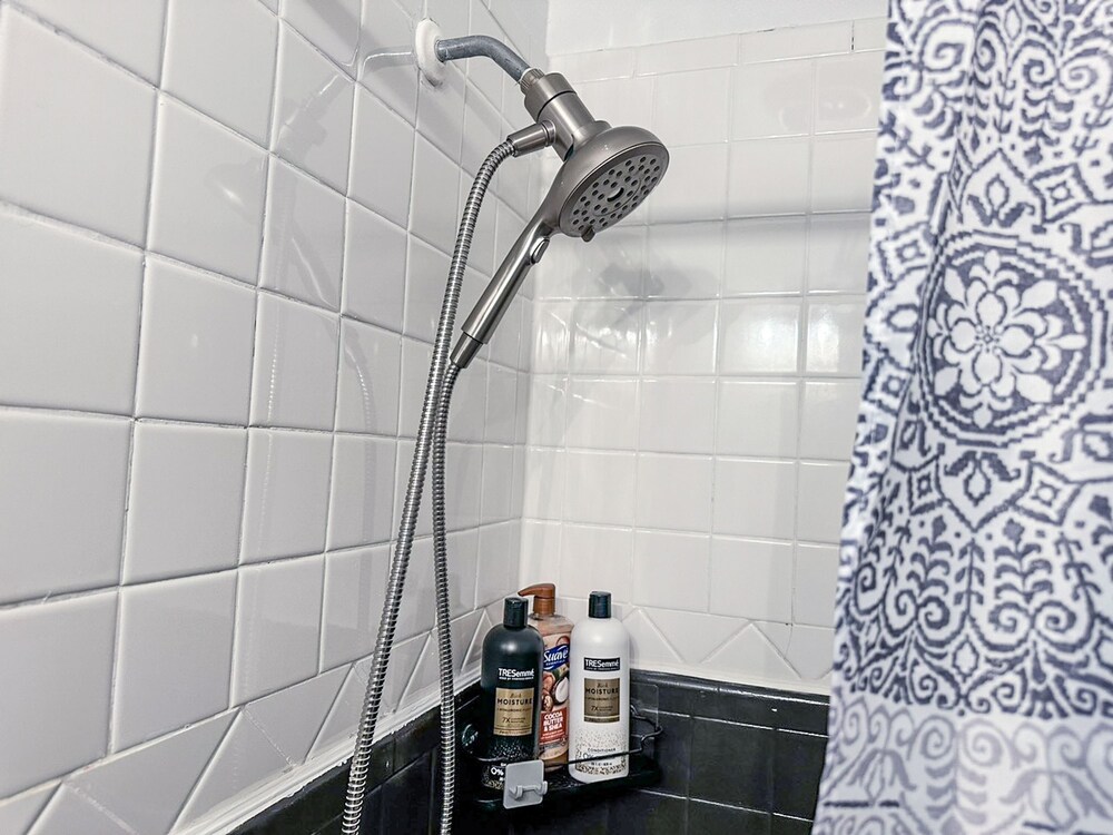Affordable 2BR Getaway Near Plaza District Lilac1