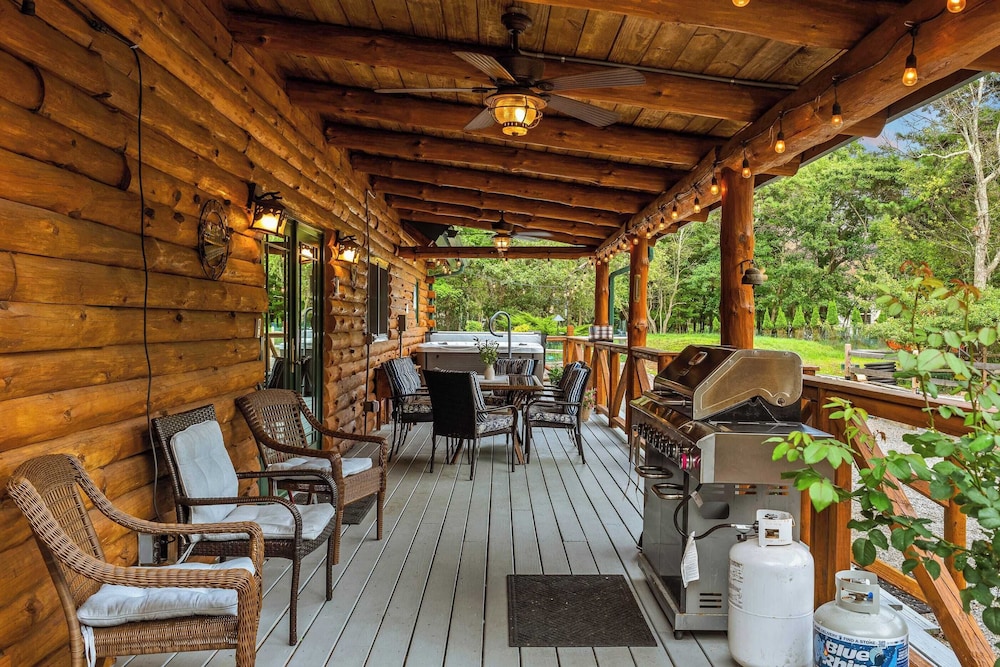 Bigwood Cabin Retreat Hot Tub, Game Room, Firepit Lounge & Private Yard