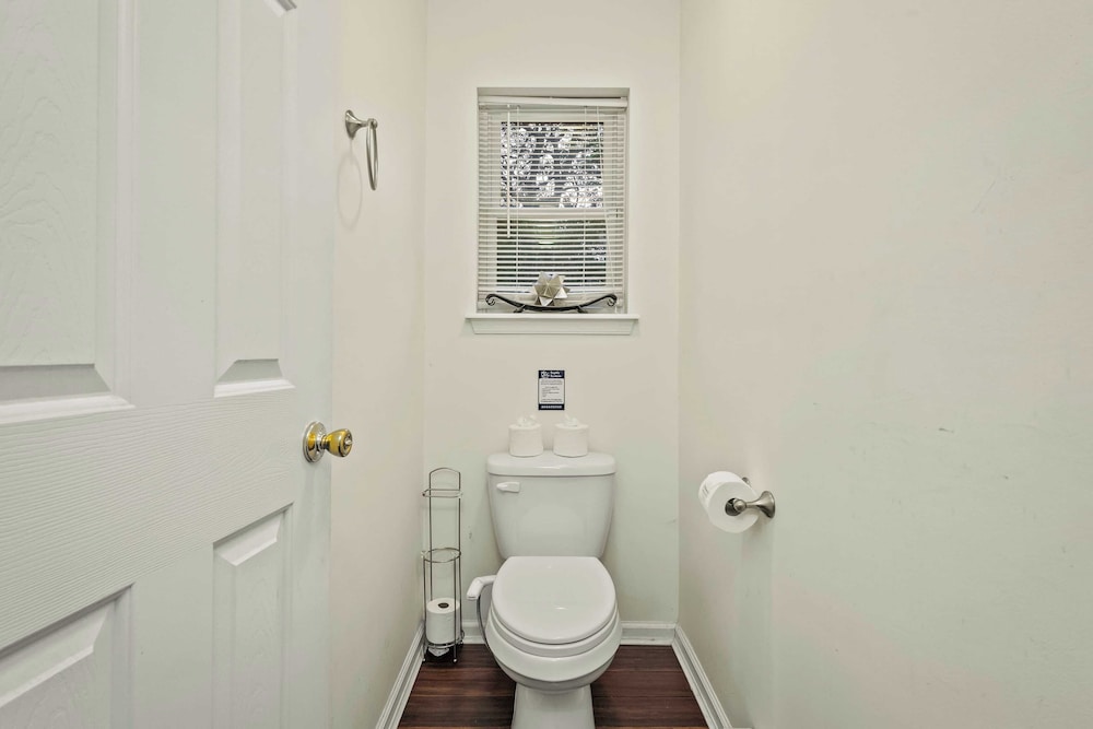 Birch Hollow by Avantstay Cozy Poconos Home w/ Fireplace, Soaking Tub & Kids Play Area