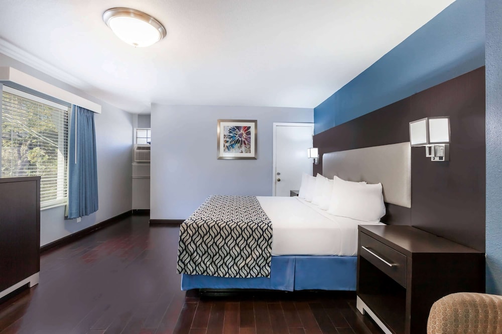 Days Inn by Wyndham Austin/University/Downtown