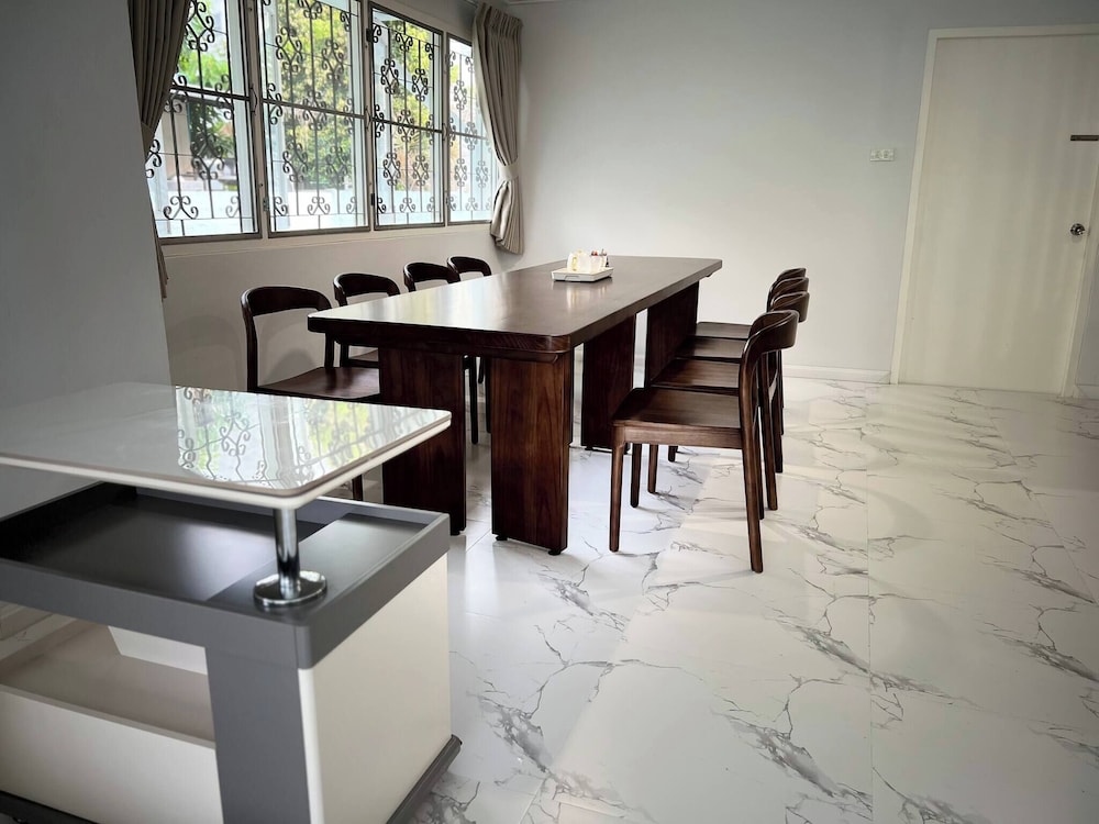 5 Beds 452sqm With Private Garden Pet-friendly Cctv Quiet and Homey