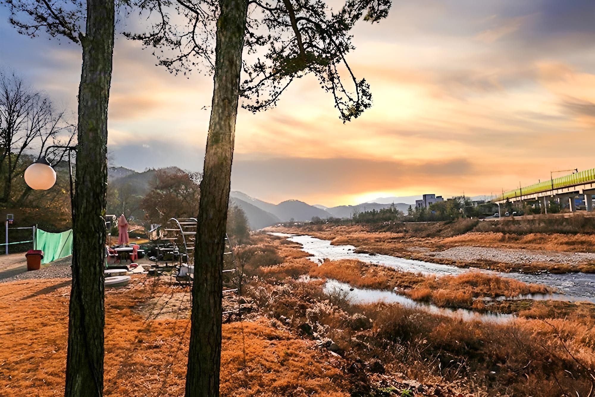 Yangpyeong San and Gang Pension view 2