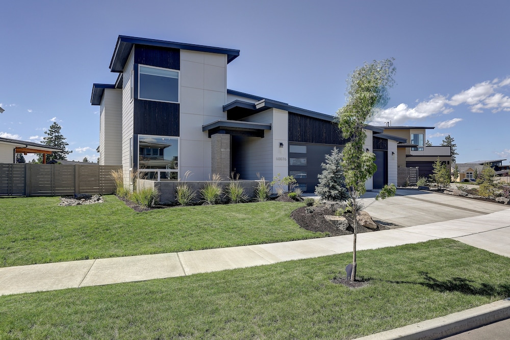 Ruby Peak *30 Day Minimum 4 Bedroom Home by RedAwning