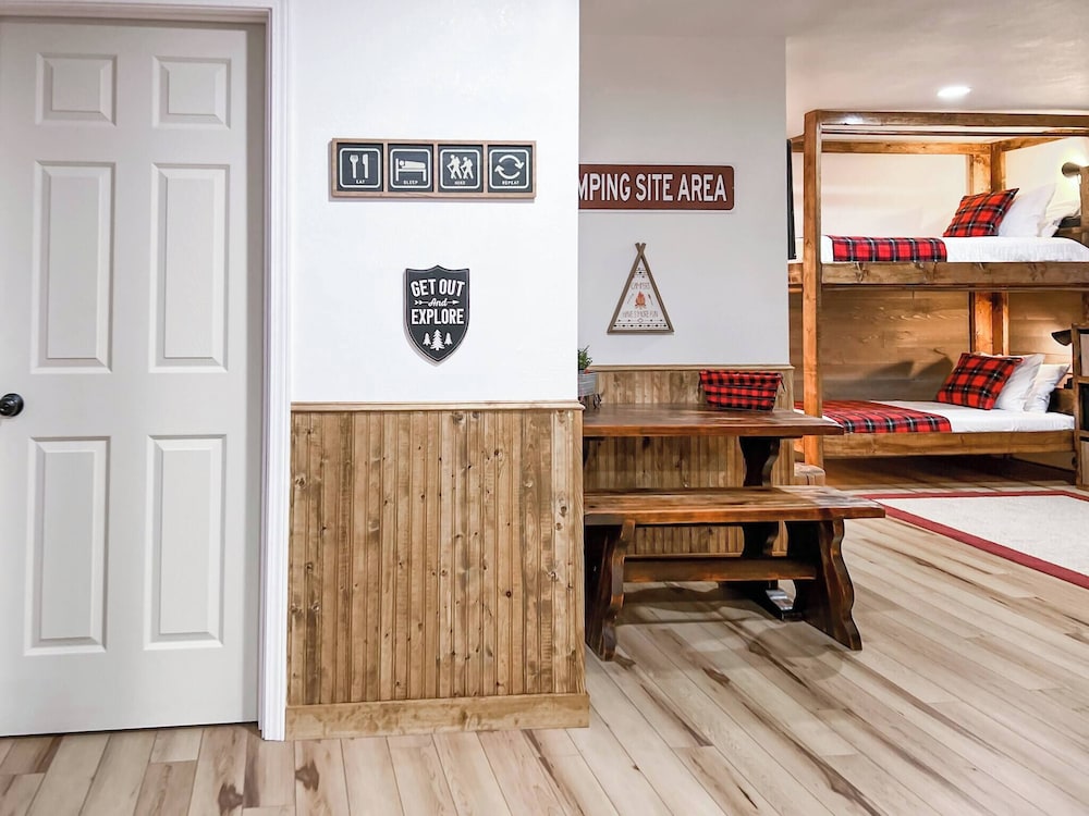 3 Kings 4 Bunks-sleeps 10-smart TV X6-parking out Front-full Kitchen-hot Tub