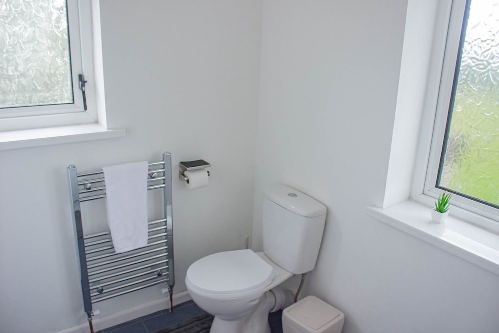 Swansea 3 Bedroom Home With Parking & Garden