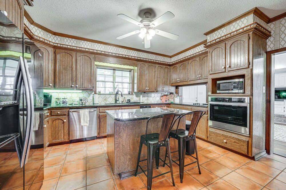 Expansive Texarkana Home w/ Yard: Near Golf!