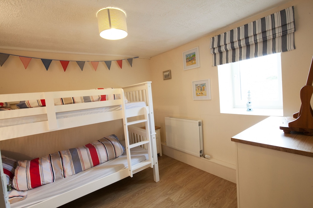 Arallt Holiday Cottage view 5