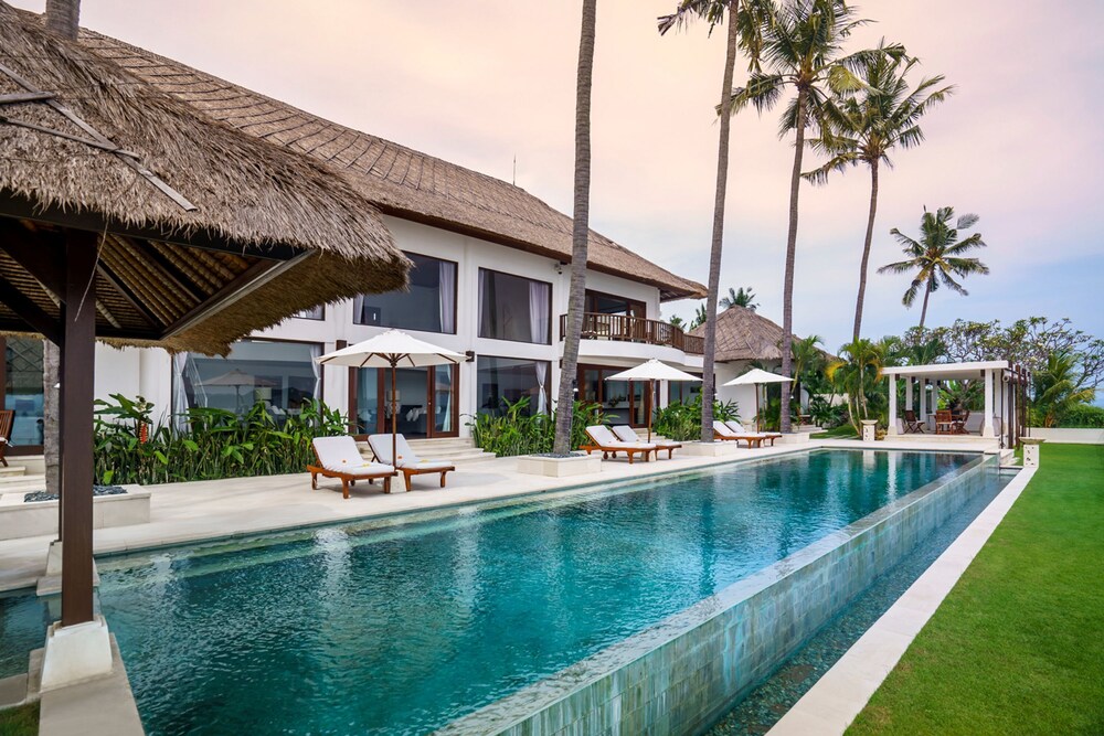 Villa Blanca by Alfred in Bali - Modern Luxury 5 Bdr Oceanfront Villa in Candidasa