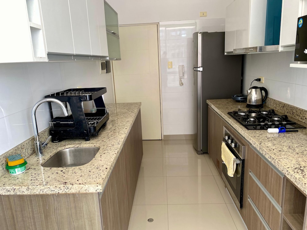 Apartment with Pool, Gym & A/C (507)