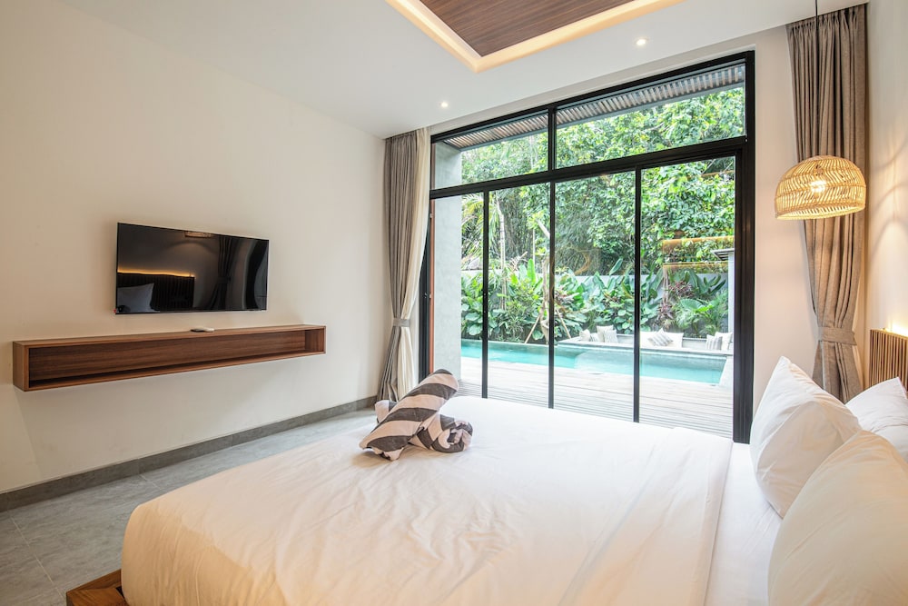 Exquisite 5BR Modern Villa 400m From the Ocean