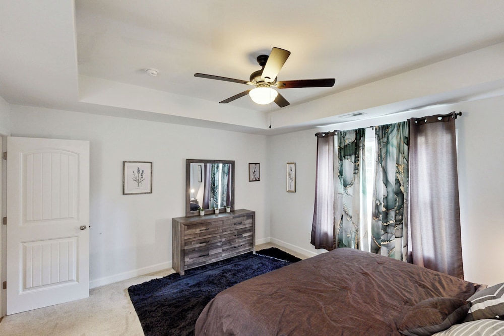 3BR Charming, Dog Friendly Home w/ Fire Pit!