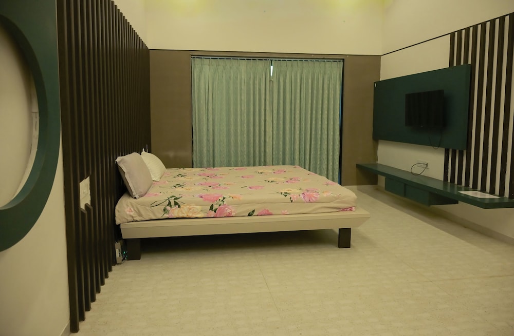 StayGuru Luxury Villa